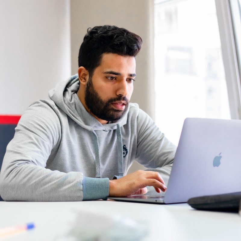 Youness au travail sur son ordinateur