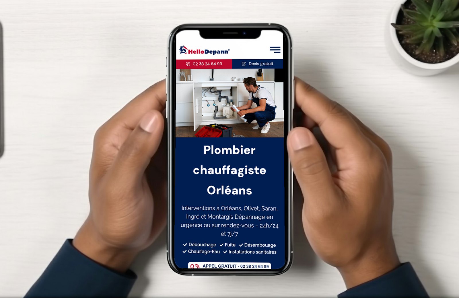 Un client consulte le site HelloDepann’ sur son téléphone