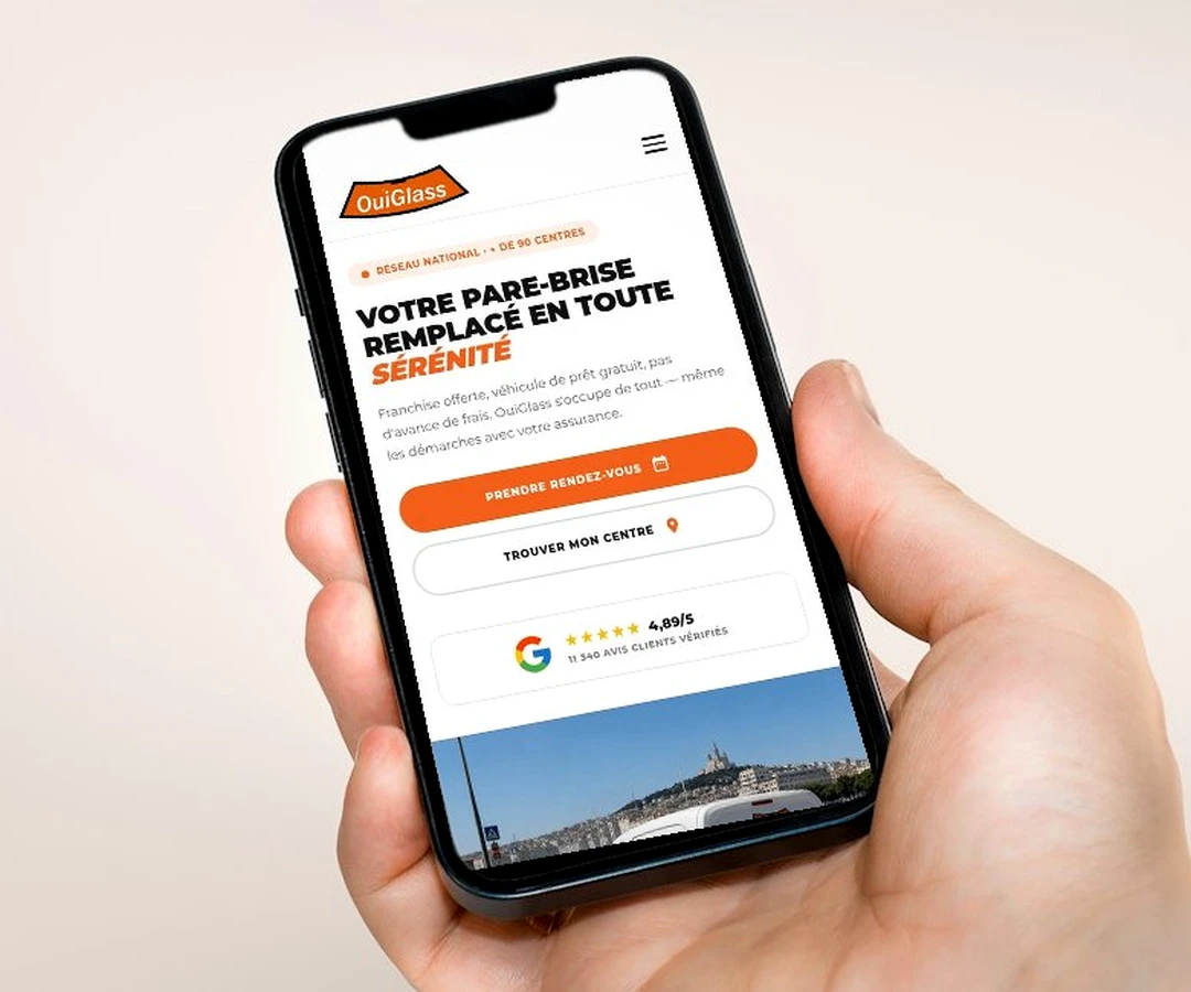 Un automobiliste consulte le site OuiGlass sur son téléphone
